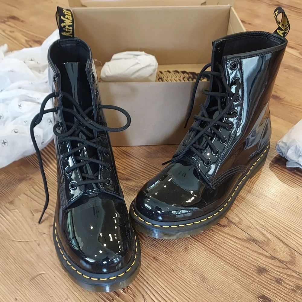 Dr. Martens Shiny Black Amphibian NEW Sz 10 Boots - Picture 2 of 5